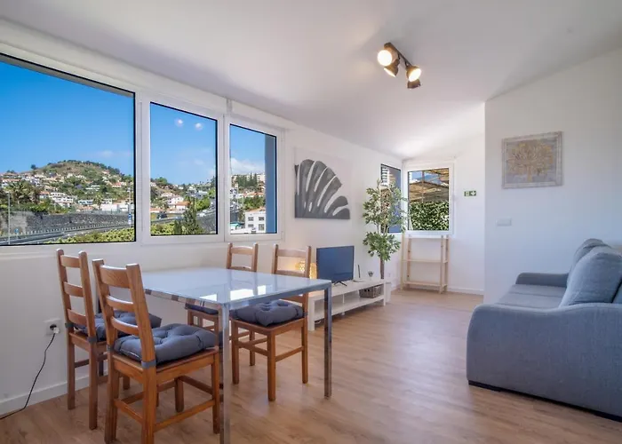 Saul Terrace * פונשל